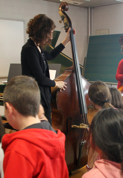 <div style='display:none;'>'</div>Zürich - Lucila unterrichtet Kontrabass