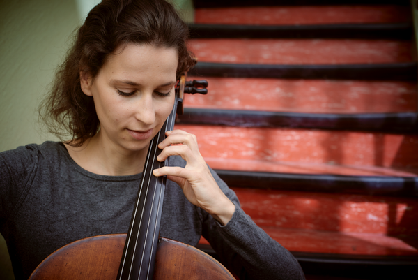 <div style='display:none;'>'</div>Basel - Nadia unterrichtet Violoncello